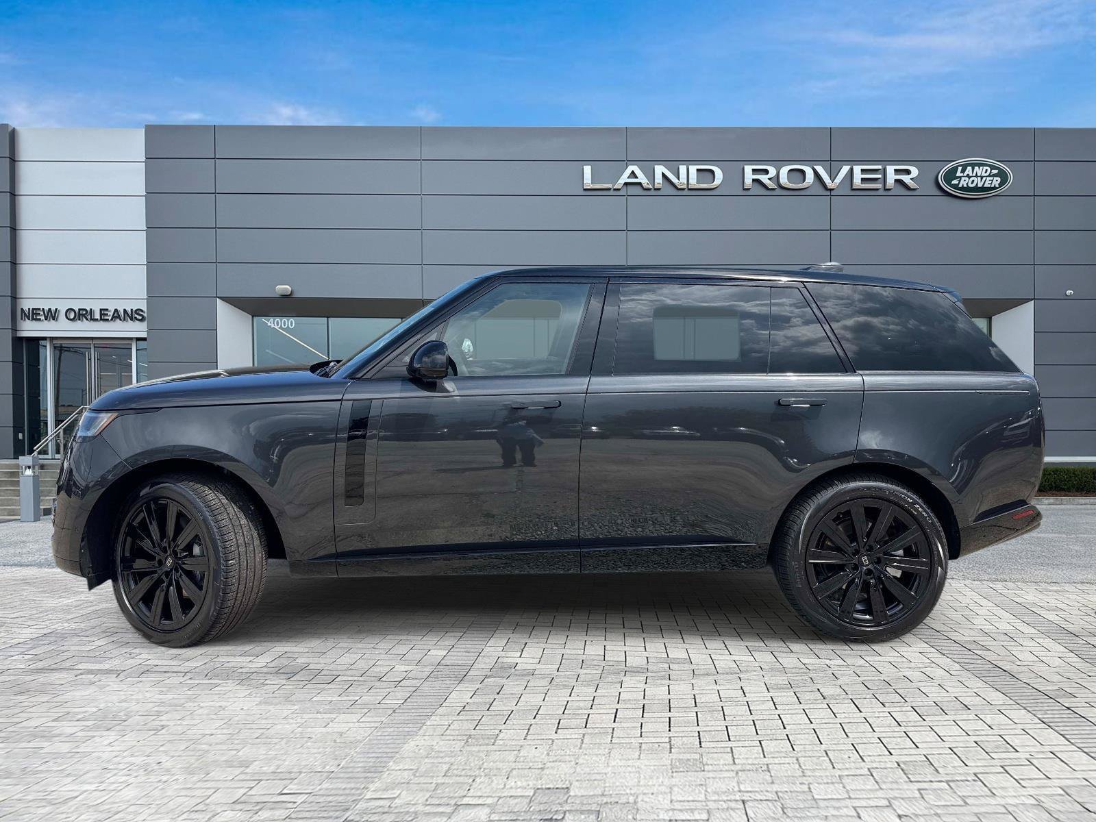 New 2027 Carpathian Grey Land Rover SE image 2