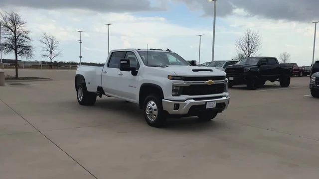 New 2026 Summit White Chevrolet LT DRW image 3
