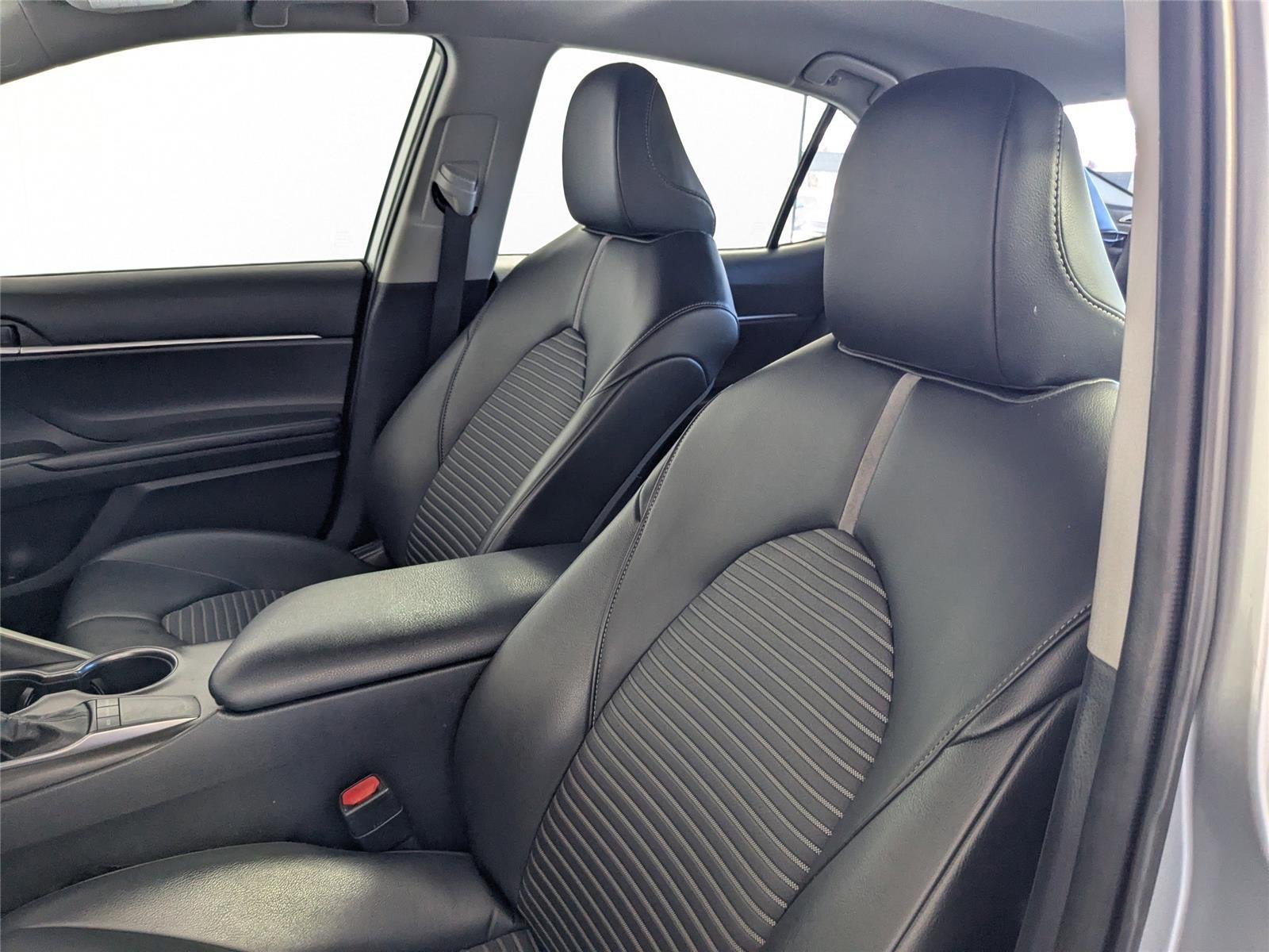 2022 Toyota Camry SE - Photo 9