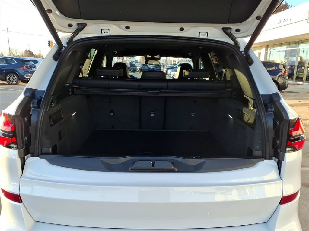 Used 2026 Mineral White Metallic BMW xDrive40i image 11