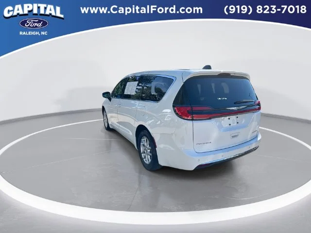 Used 2025 White Chrysler Select image 6
