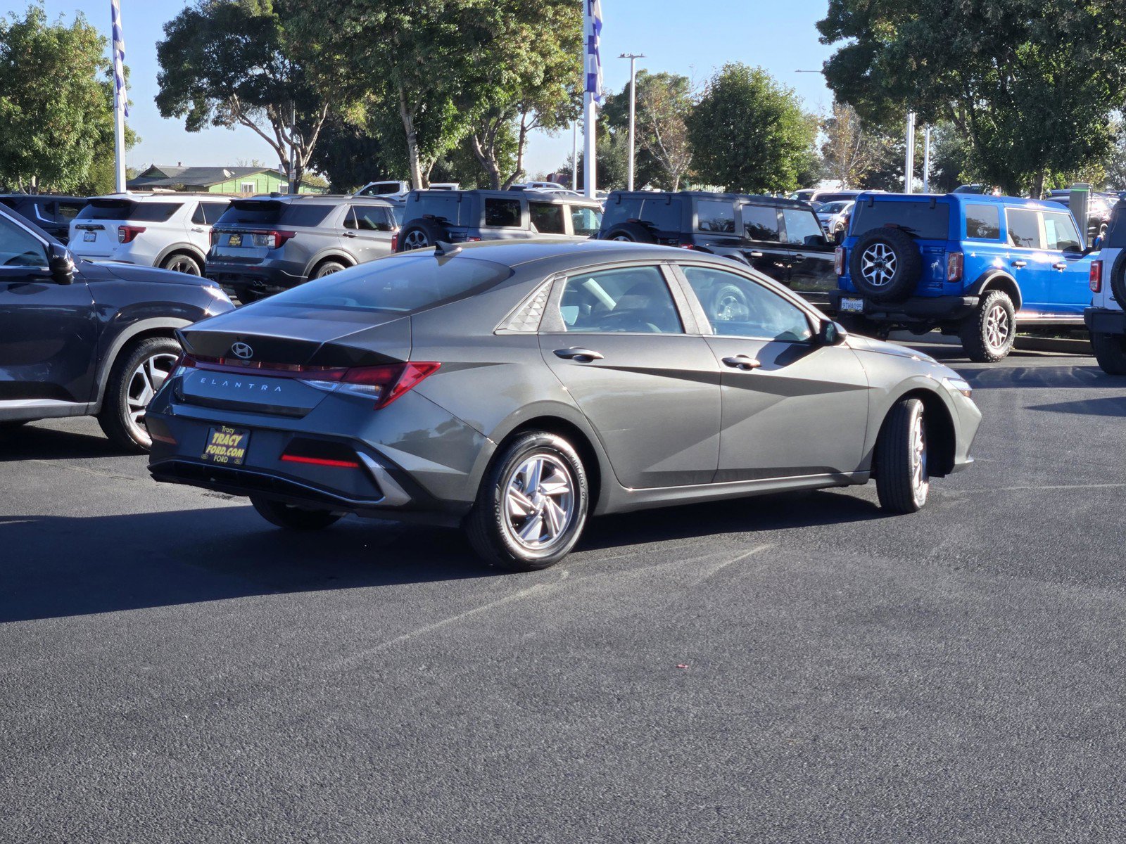 Used 2025 Amazon Gray Hyundai SE image 4