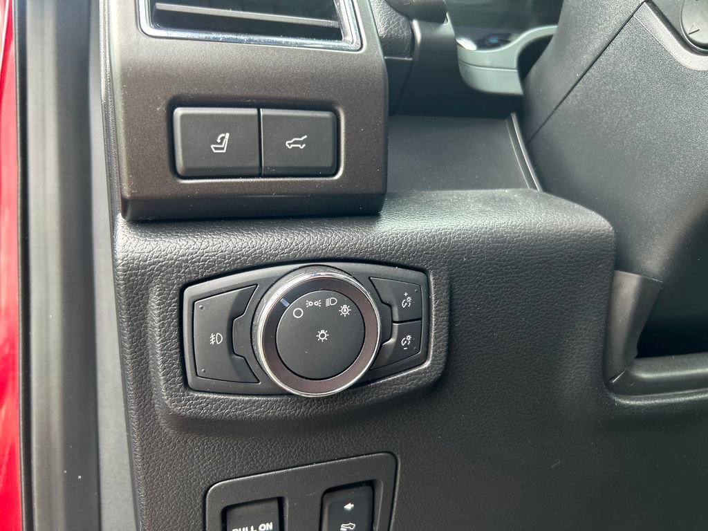 Used 2019  Ford Limited image 22