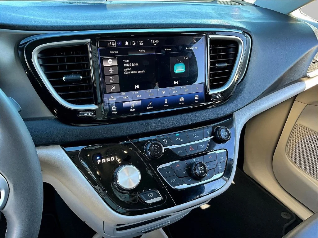 Used 2024 Silver Chrysler Touring L image 10