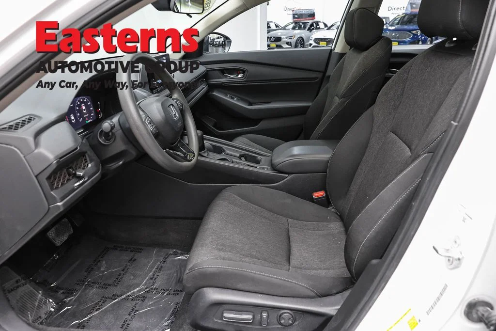 Used 2025 White Honda SE image 14