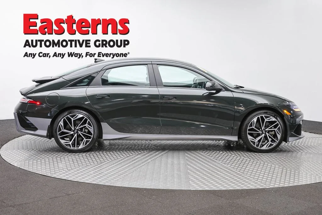 Used 2023 Green Hyundai SEL image 4