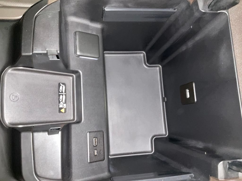 Used 2022 White GMC Denali image 23