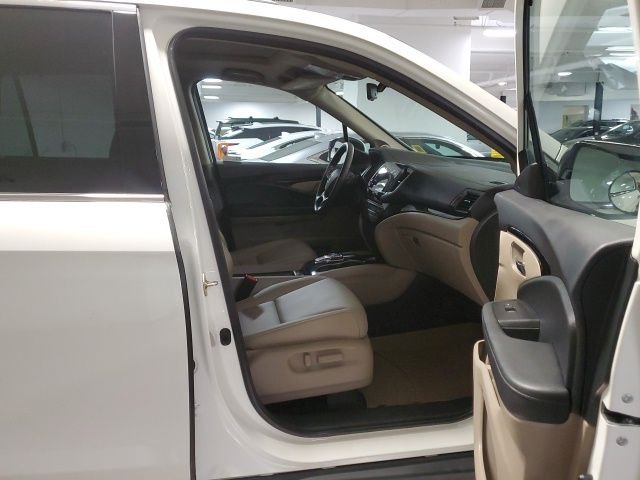 Used 2019 White Honda Touring image 27