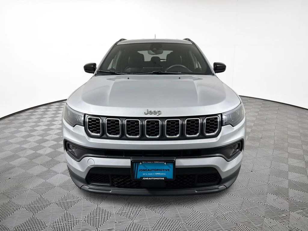 Used 2024 Silver Jeep Latitude image 3