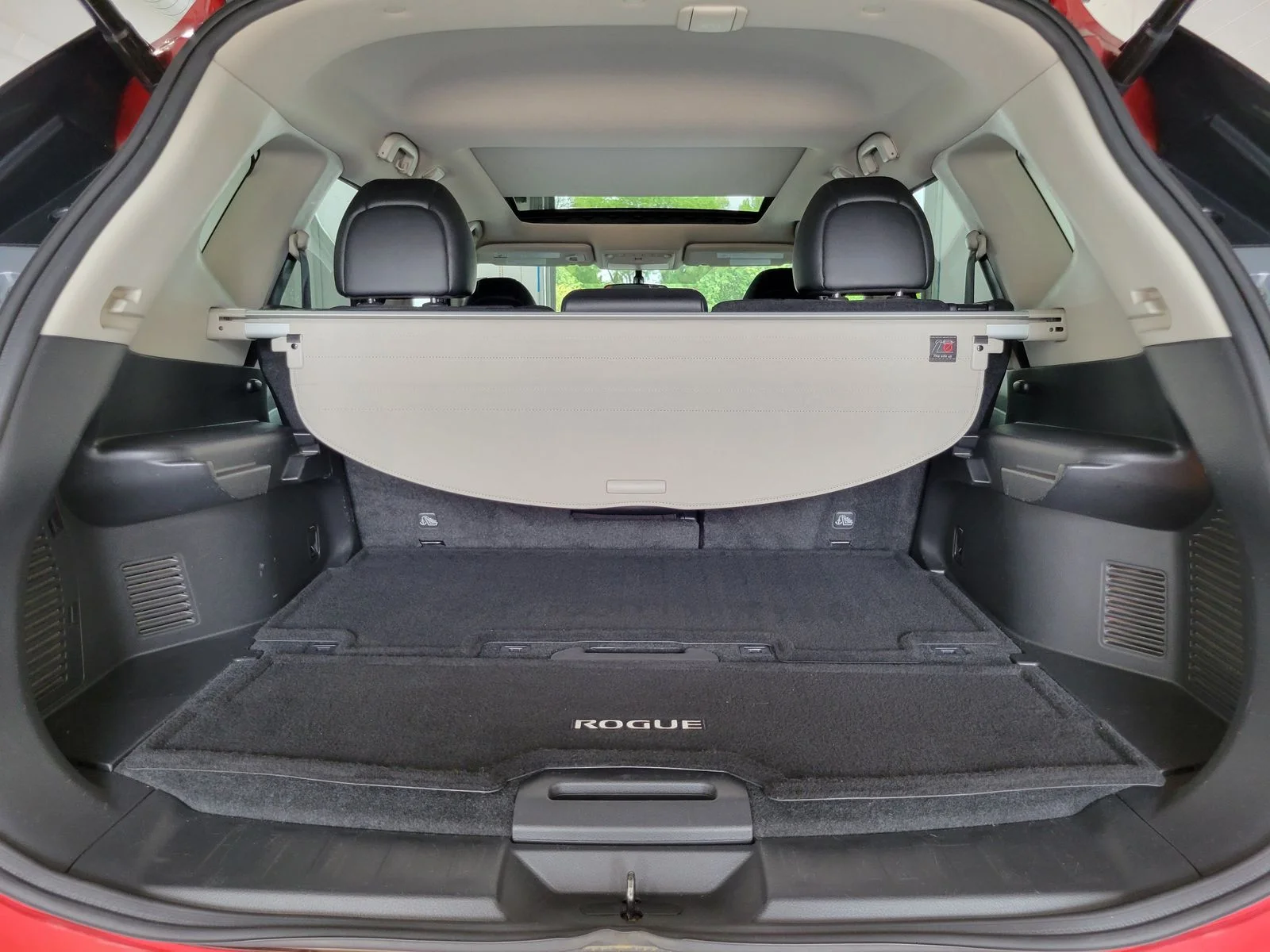 Used 2016 Red Nissan SL image 30
