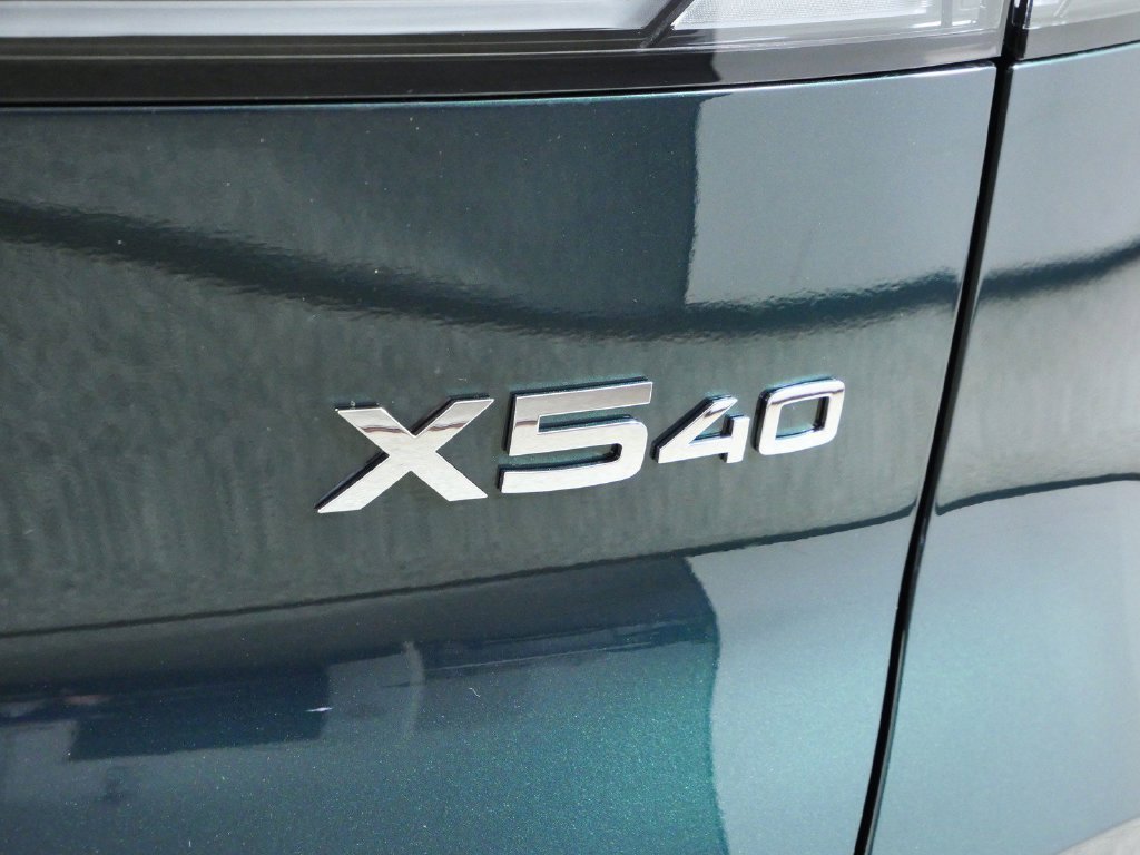 New 2027 Vancouver Green Metallic BMW  image 11