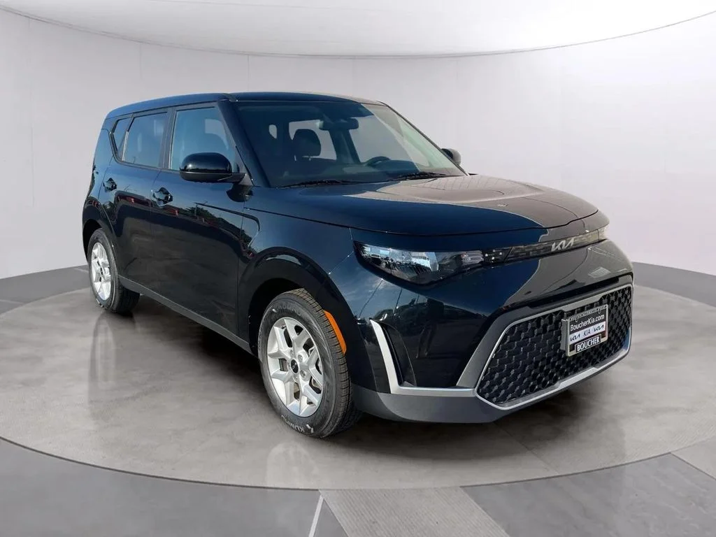Used 2023 Fusion Black Kia LX image 7