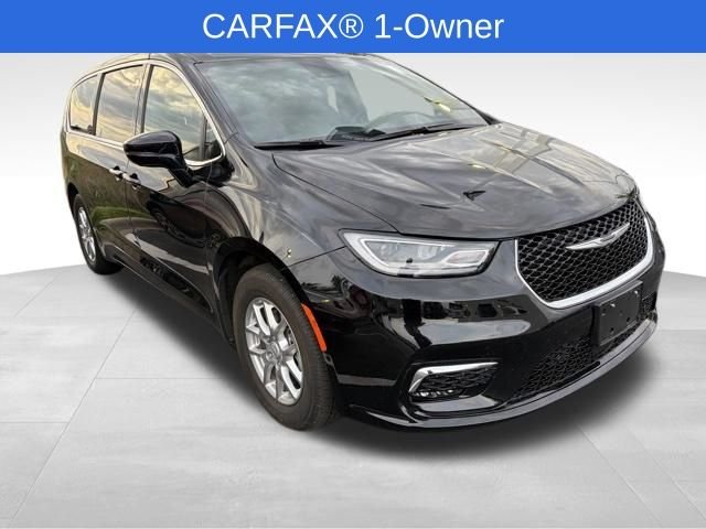 2026 Chrysler Pacifica Select's photo