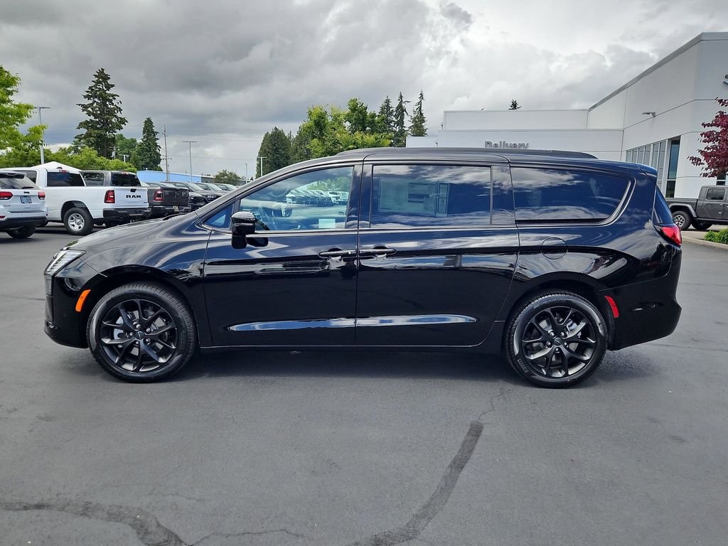 New 2027 Diamond Black Crystal Pearl-Coat Exterior Paint Chrysler Limited image 3