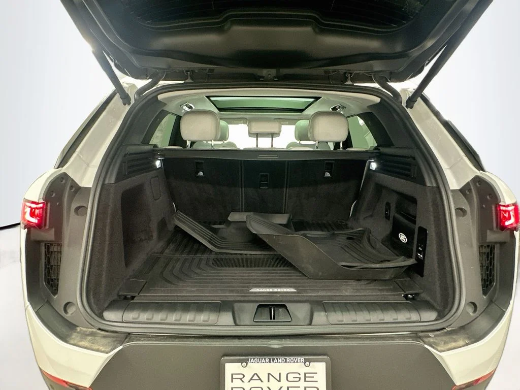 Used 2024 Fuji White Land Rover SE image 27