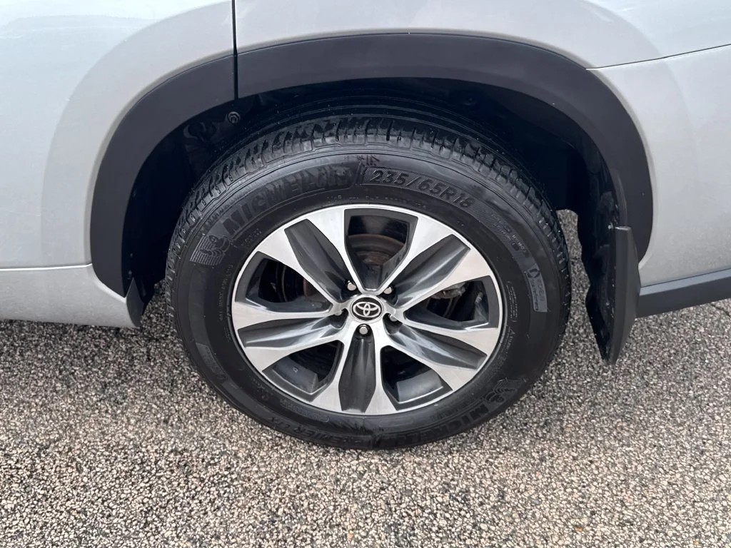 Used 2025 Silver Toyota XLE image 43