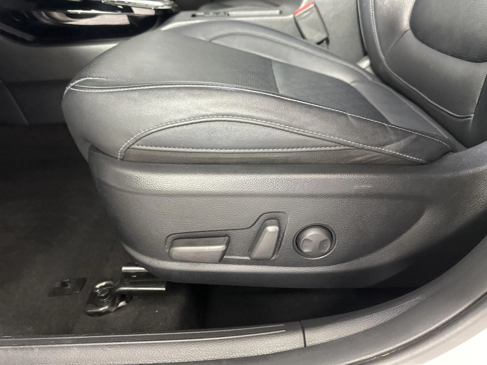 Used 2021 Snow White Pearl Kia SX Turbo image 8