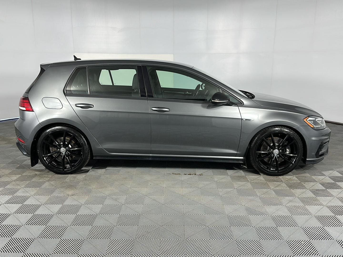 Used 2019 Indium Gray Metallic Volkswagen 4Motion image 9