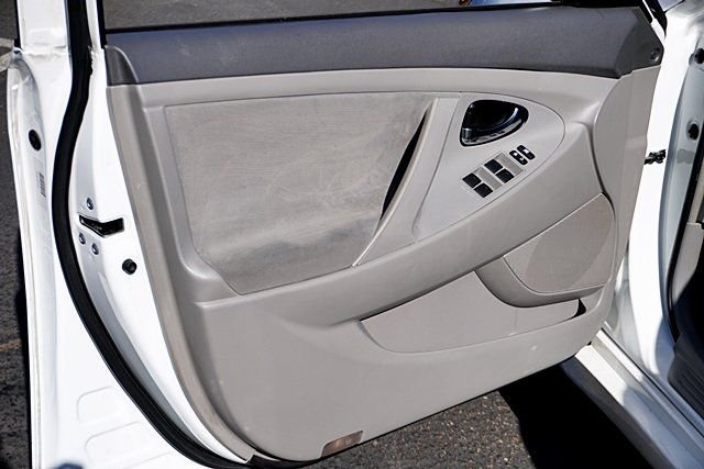 Used 2011 White Toyota LE image 20