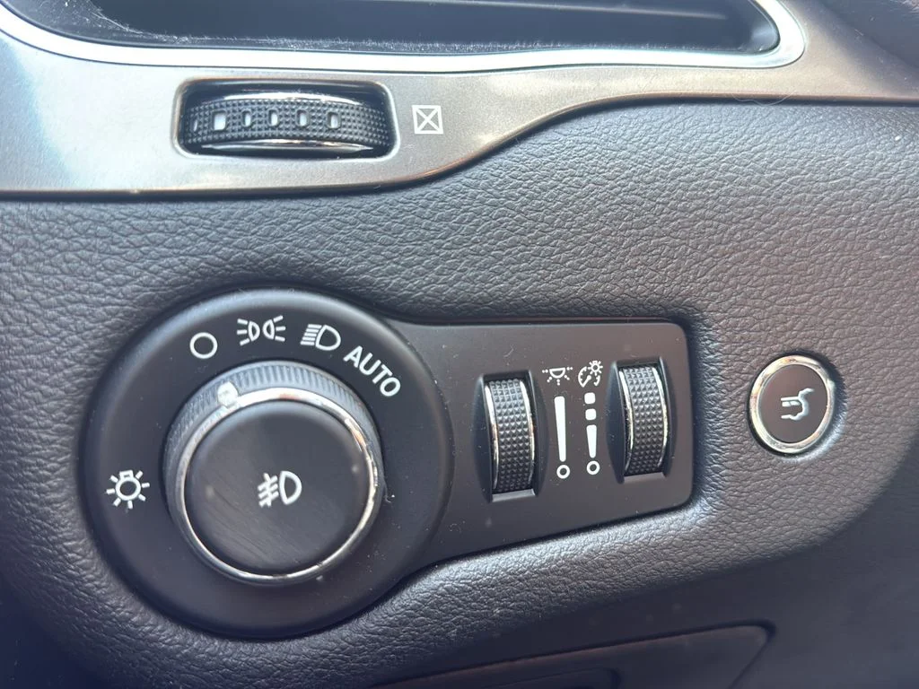 Used 2020 Blue Jeep Latitude Plus image 15