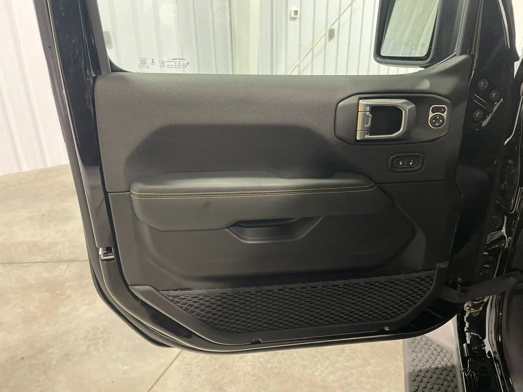 New 2026 Black Clear-Coat Exterior Paint Jeep Sahara image 17