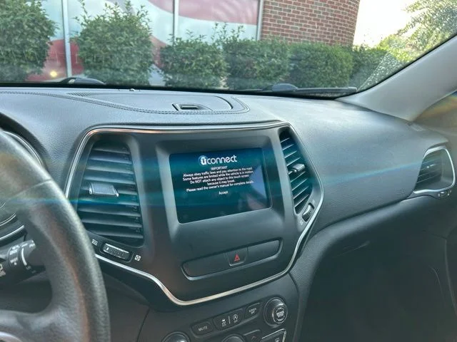 Used 2019 Silver Jeep Latitude image 11