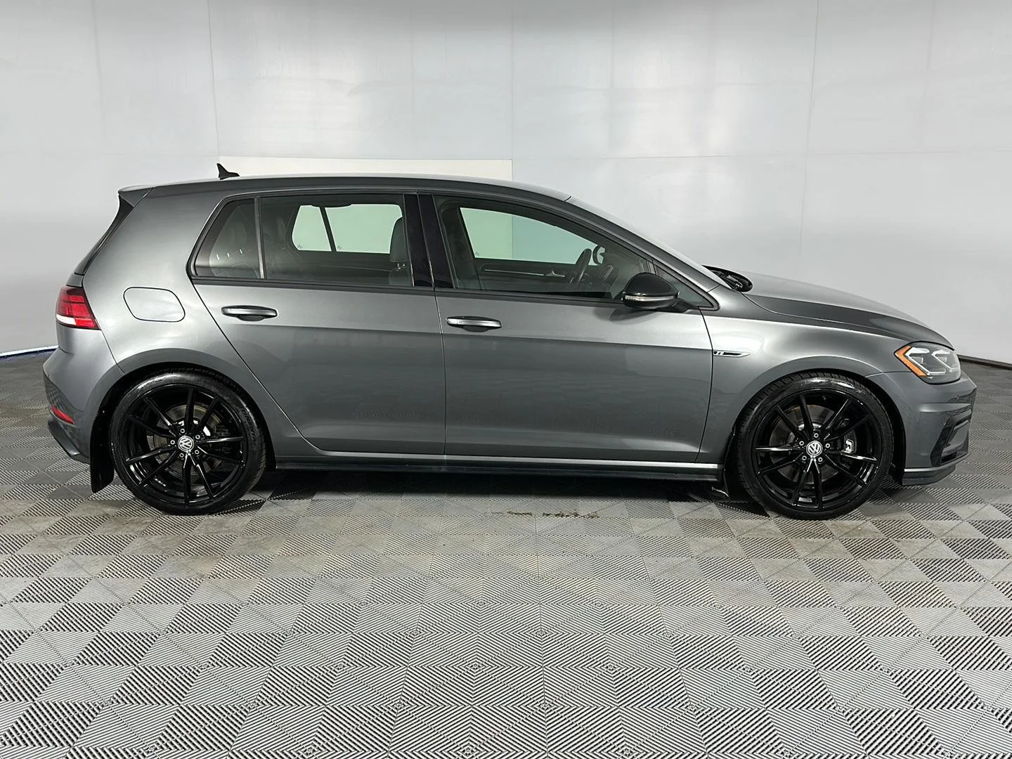 Used 2019 Indium Gray Metallic Volkswagen 4Motion image 9