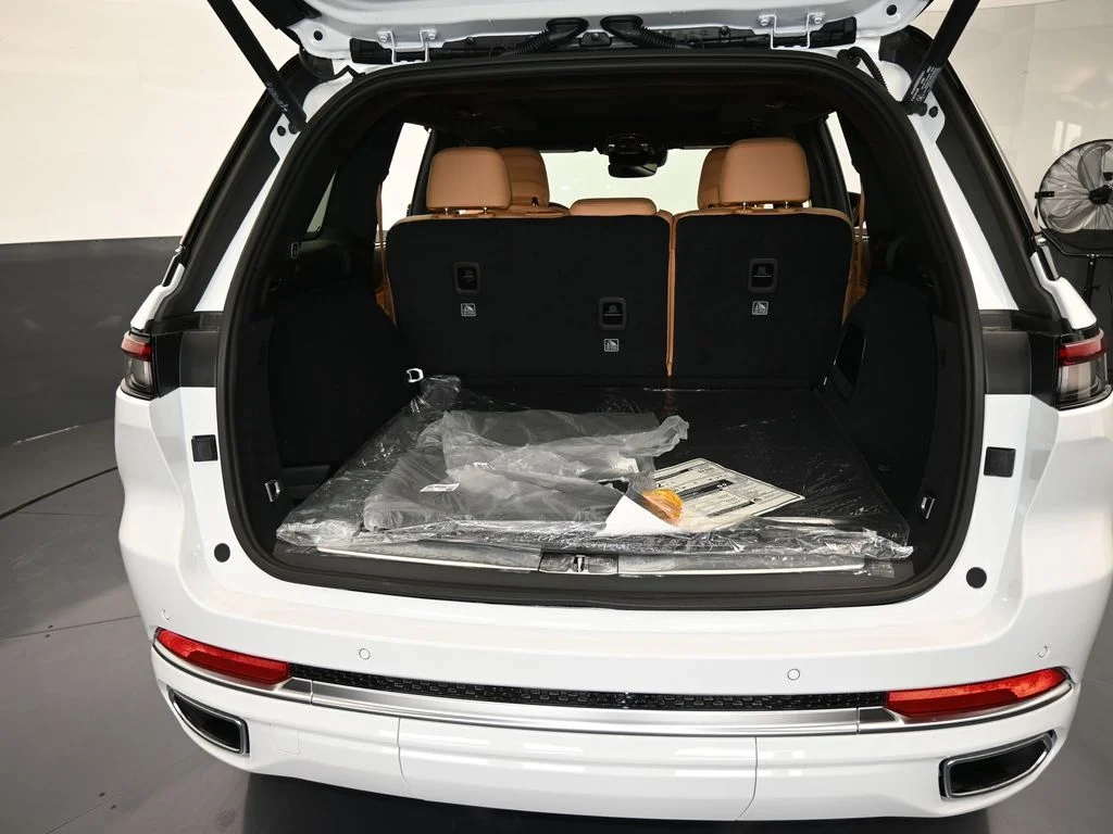 New 2025 Bright White Clear-Coat Exterior Paint Jeep Summit Reserve image 40