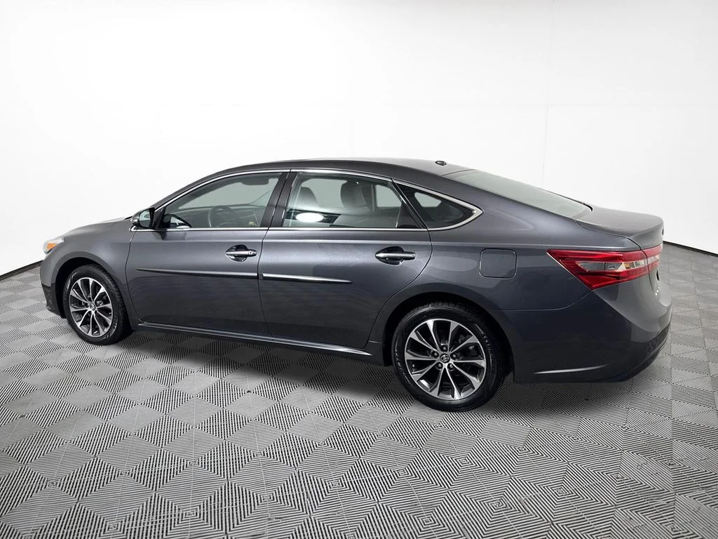 Used 2018 Gray Toyota XLE Premium image 11