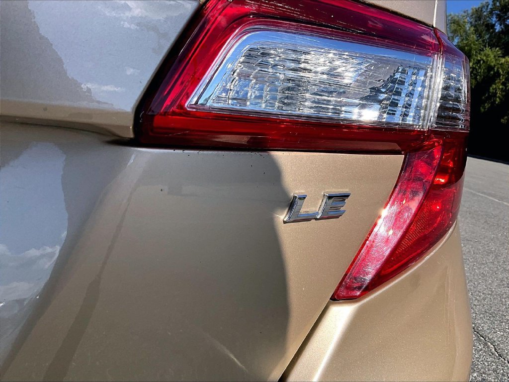 Used 2012  Toyota LE image 27