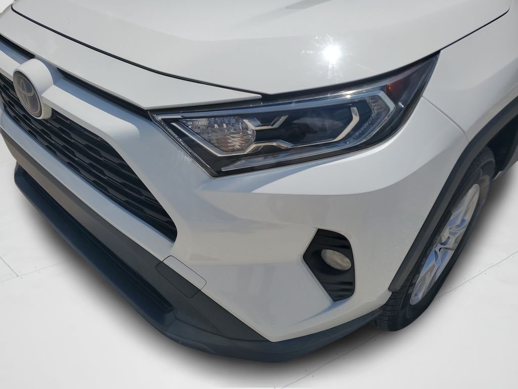 Used 2020 White Toyota XLE image 25