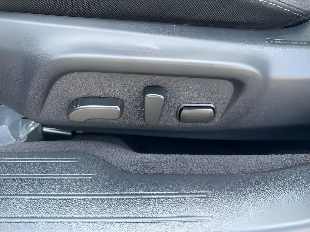 Used 2018 Silver Subaru 2.5i Premium image 11