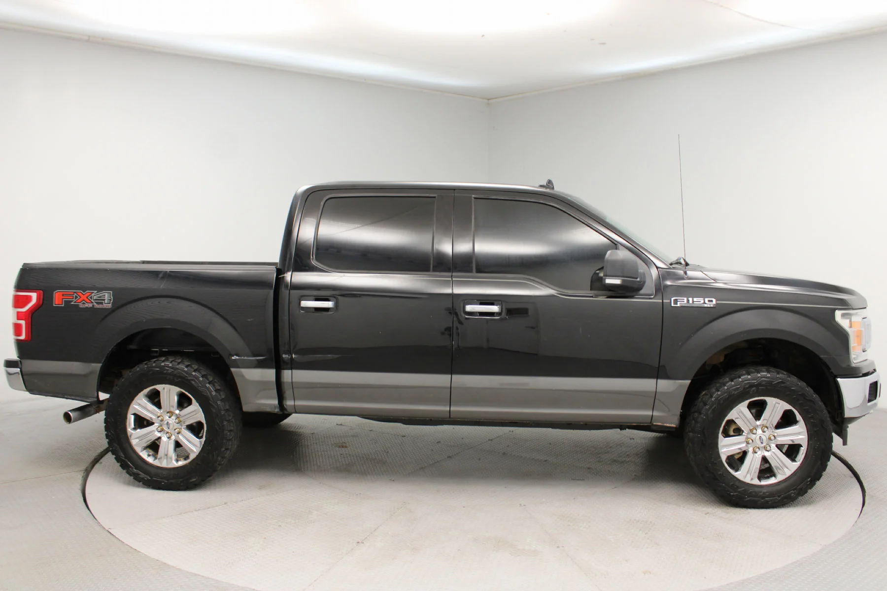Used 2018 SHADOW BLACK Ford XLT 4X4  SUPER CREW BOX 4X4 image 25