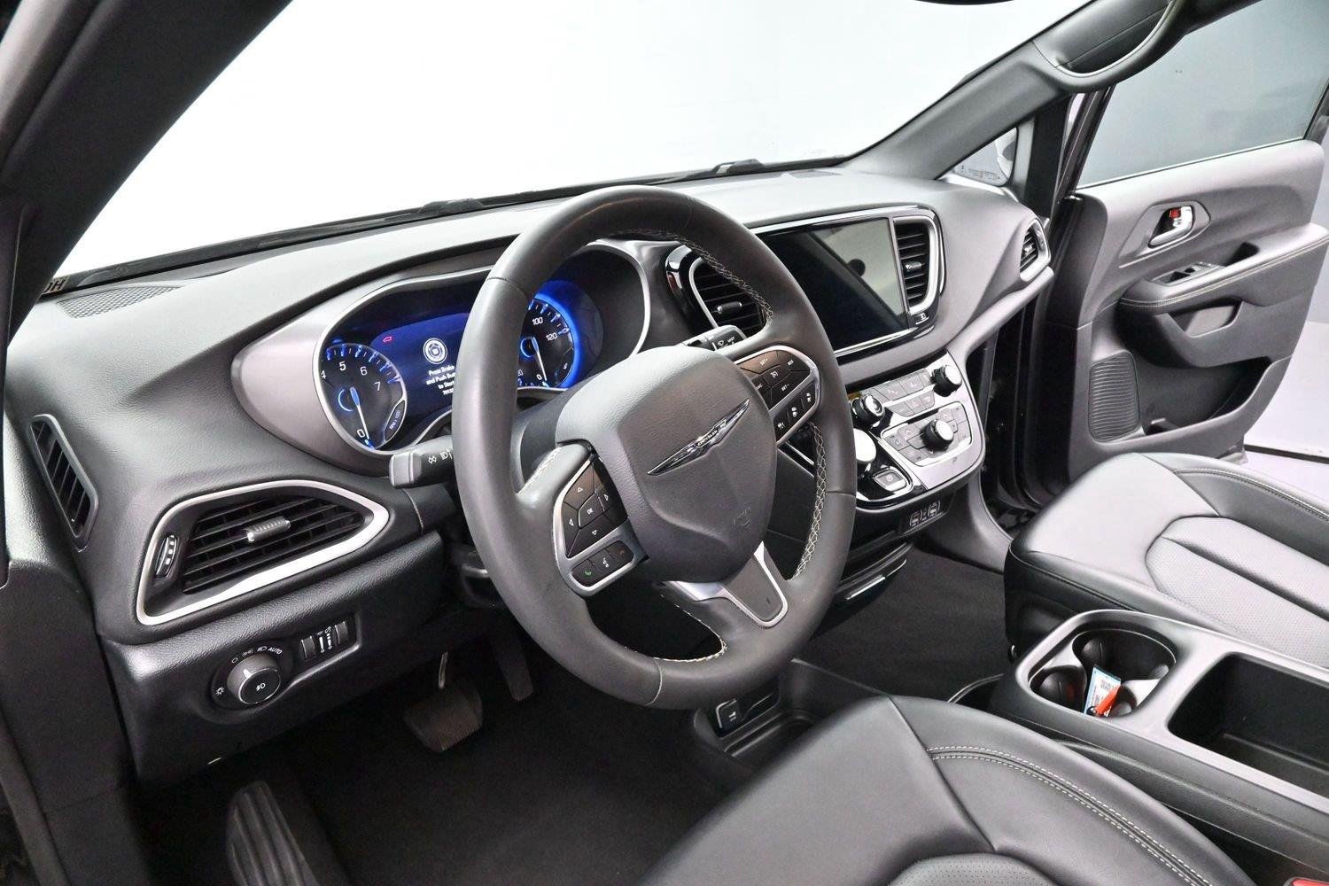 Used 2025 Diamond Black Crystal Pearlcoat Chrysler Select image 15