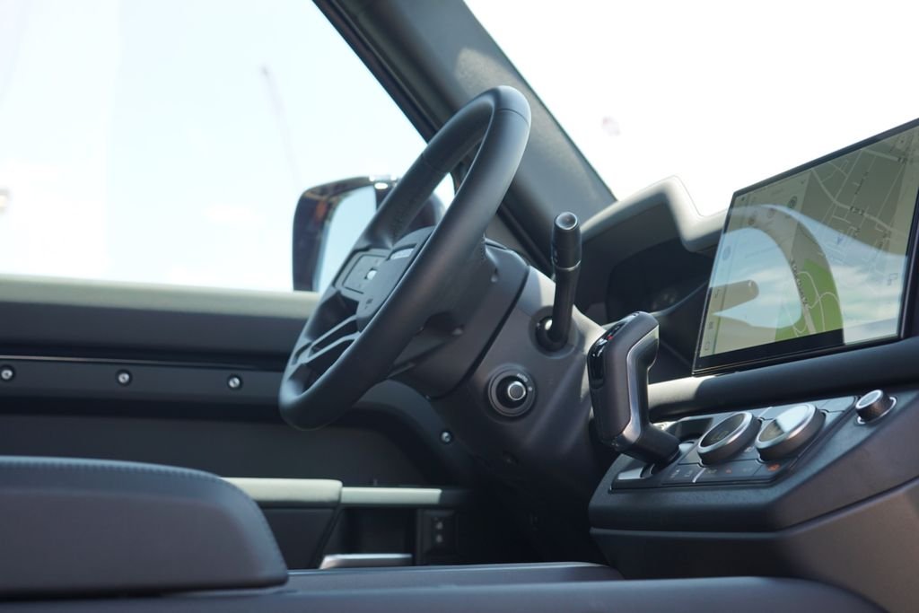 Used 2025 Black Land Rover S image 32
