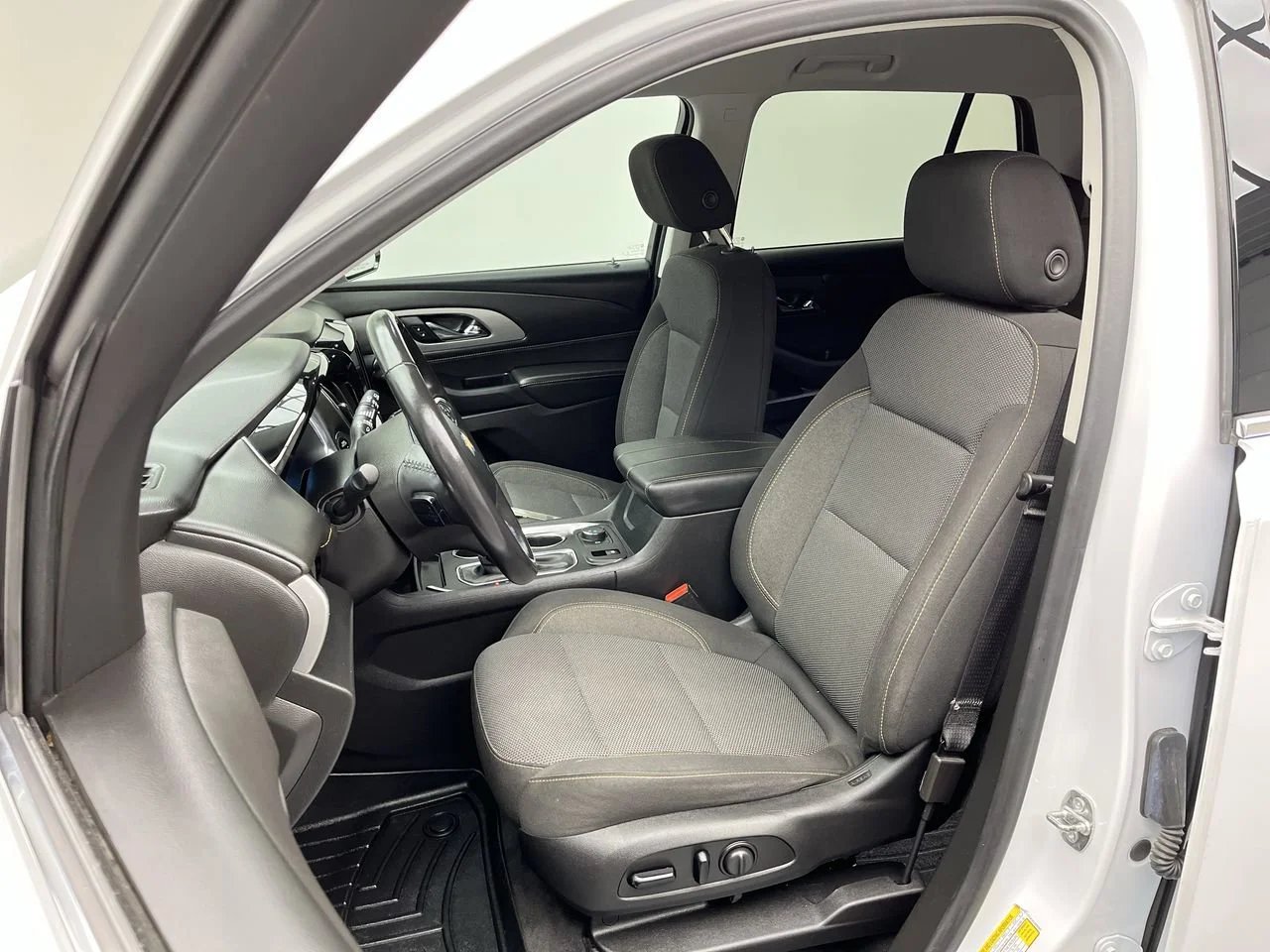 Used 2019 SUMMIT WHITE Chevrolet LT Cloth image 9