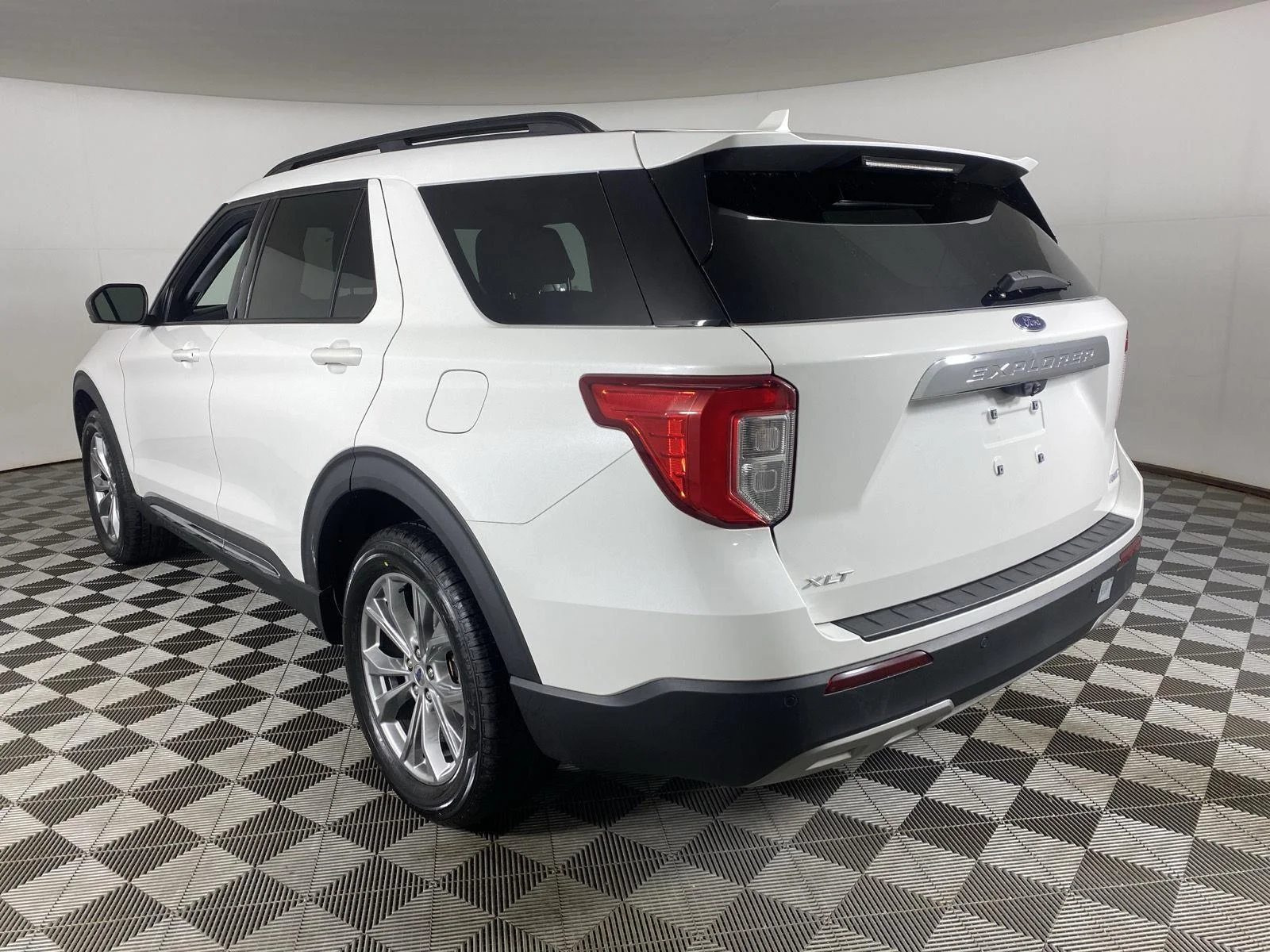 Used 2022 Star White Metallic Tri-Coat Ford XLT image 8