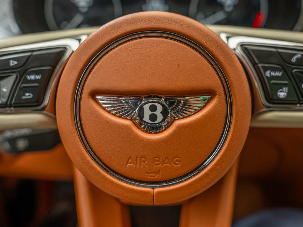 Used 2022 White Bentley V8 image 31