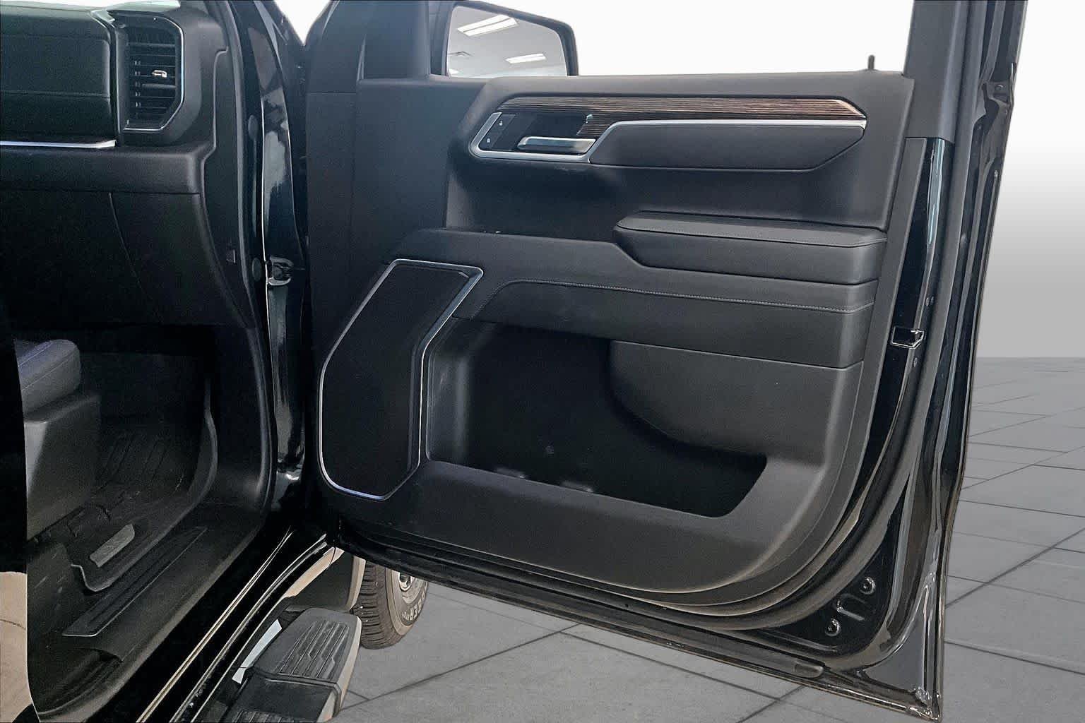 Used 2024 Onyx Black GMC Elevation image 21