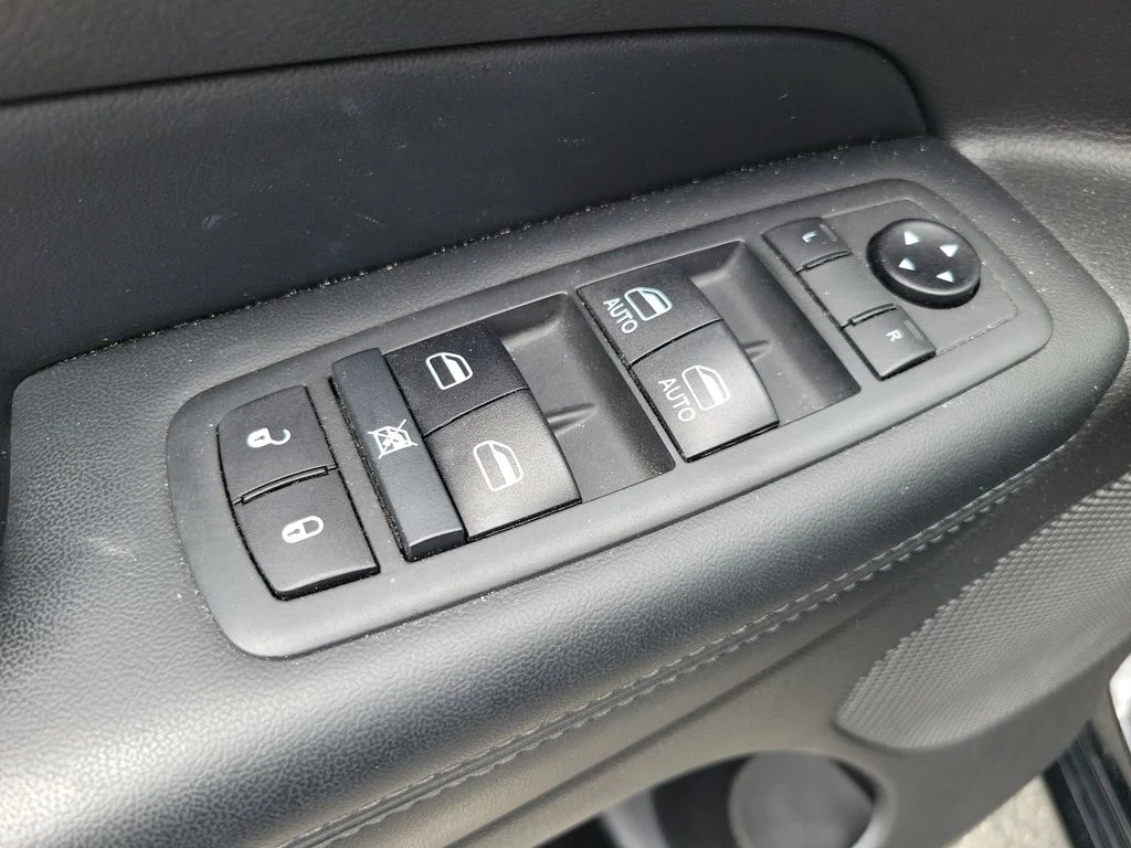 Used 2020 Black Jeep Altitude image 25