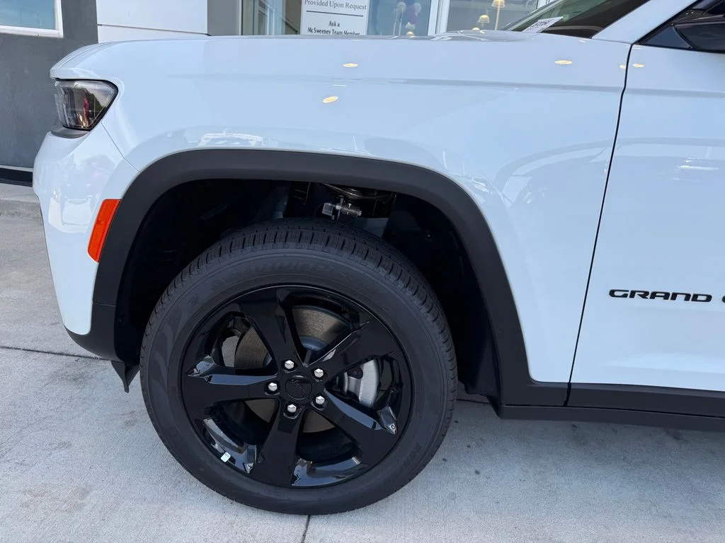 New 2026 Bright White Clear-Coat Exterior Paint Jeep Limited image 22