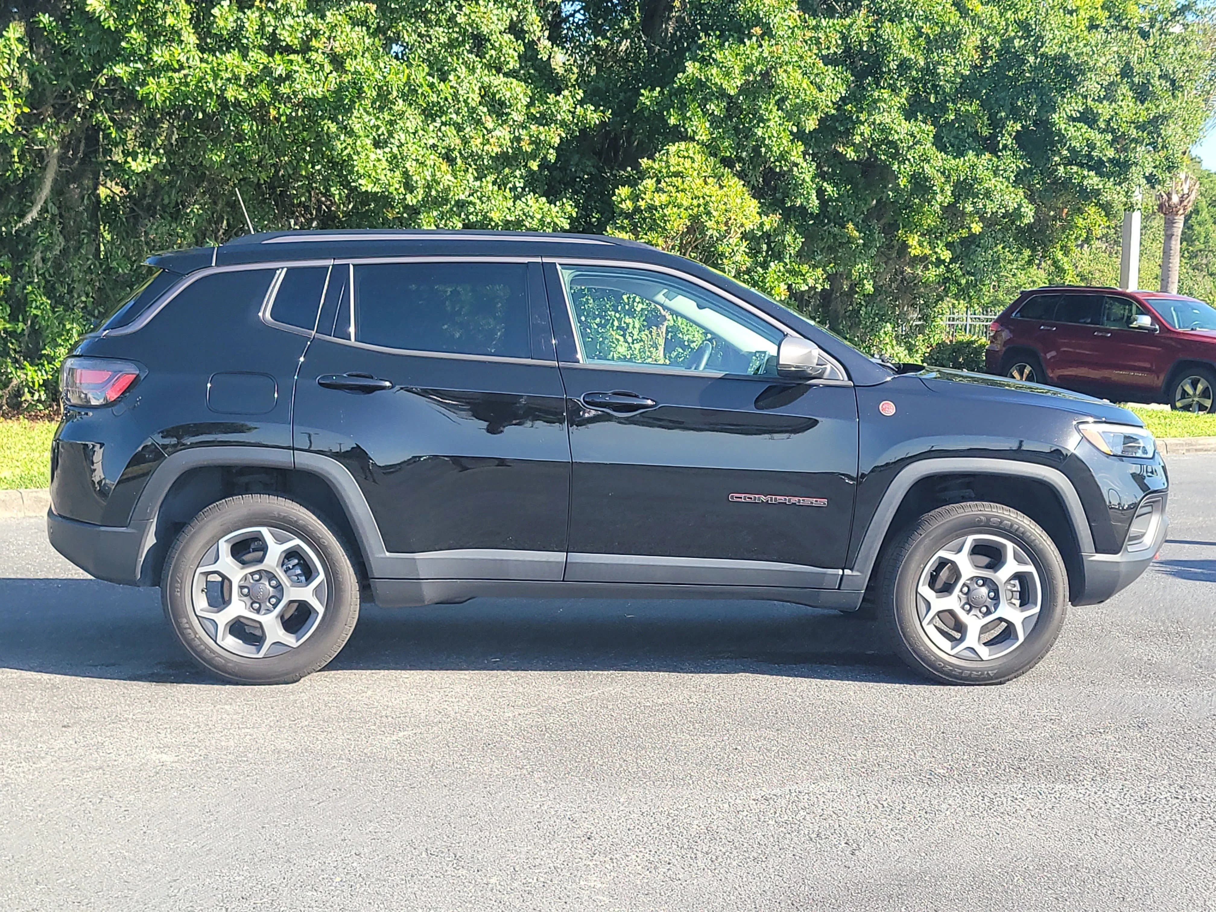 Used 2022 Diamond Black Crystal Pearlcoat Jeep Trailhawk image 7
