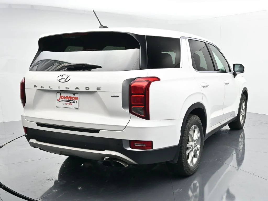 Used 2021 White Hyundai SE image 6