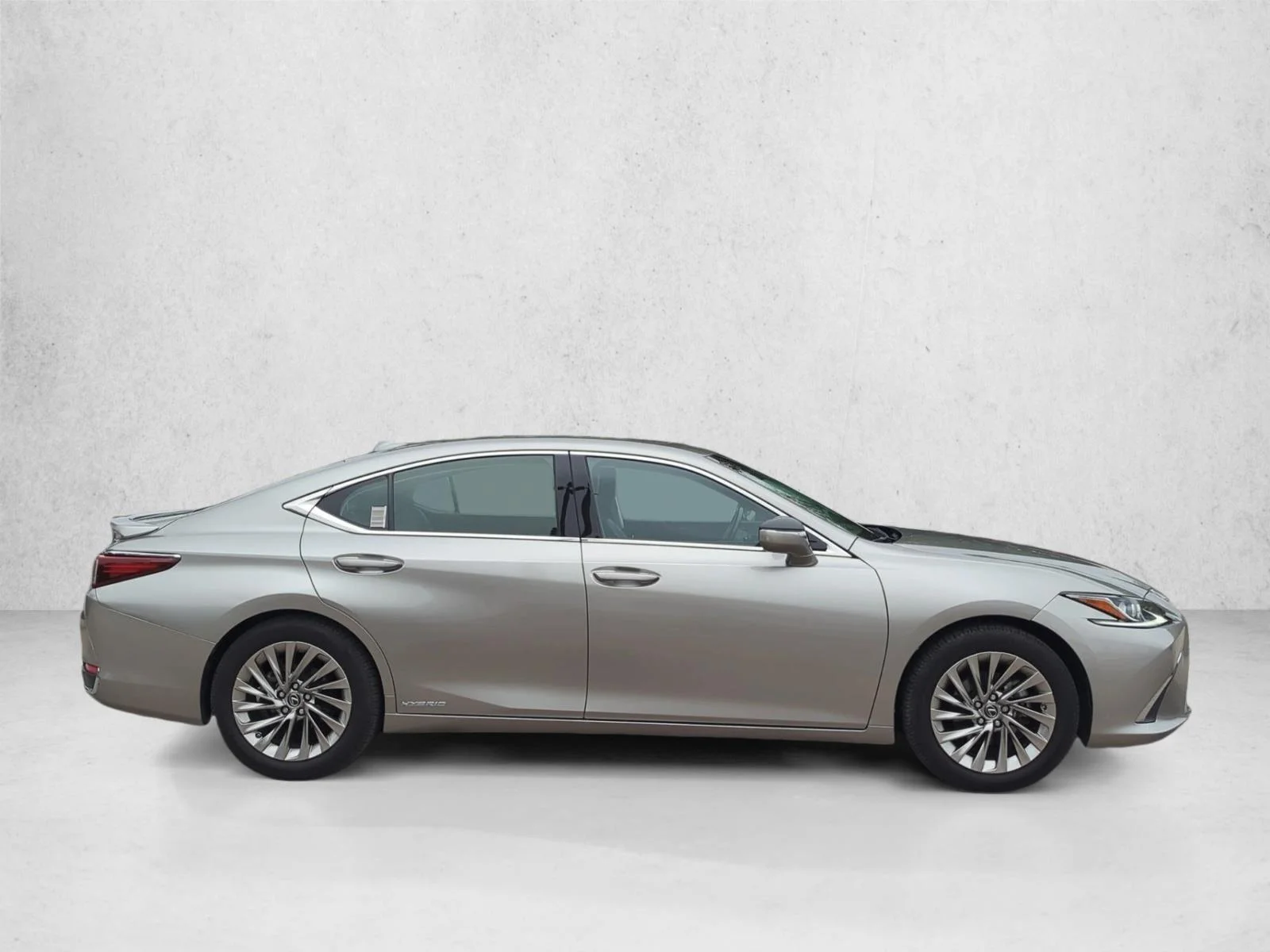 Used 2019 Atomic Silver Lexus ES 300h Luxury image 4