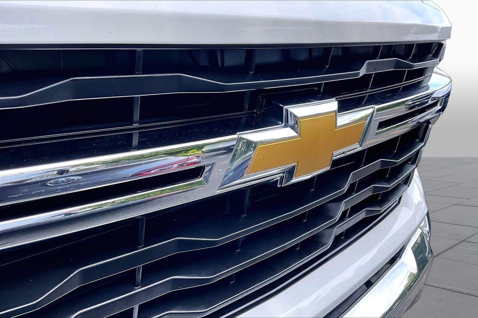 Used 2024 Summit White Chevrolet LT image 28