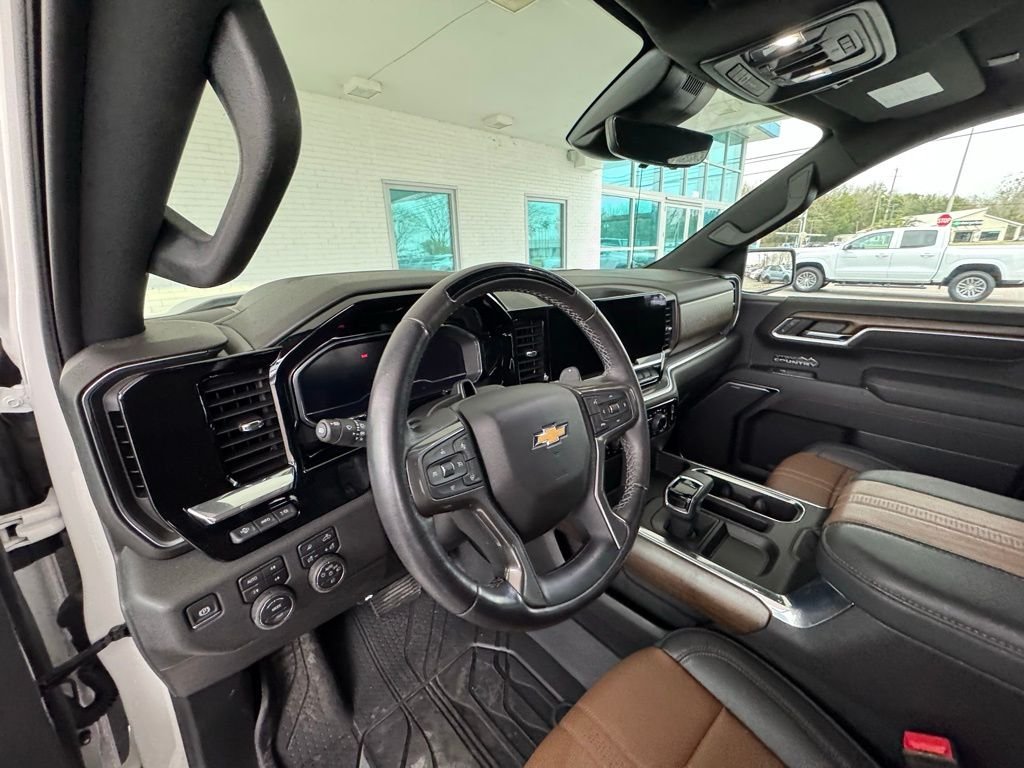 Used 2025 Beige Chevrolet High Country image 13