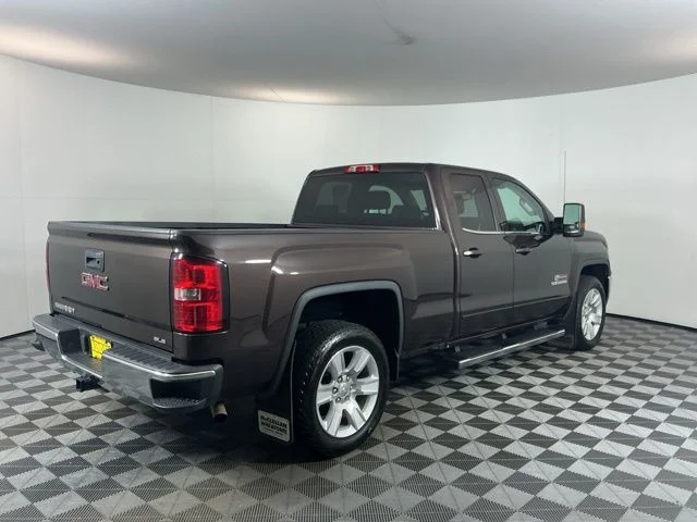 Used 2016  GMC SLE image 4