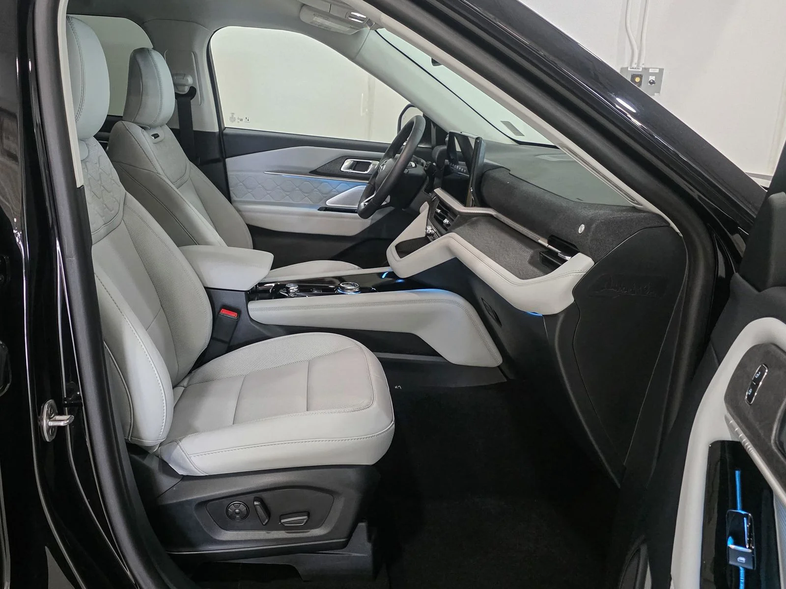 New 2026 Agate Black Metallic Ford Platinum™ image 22