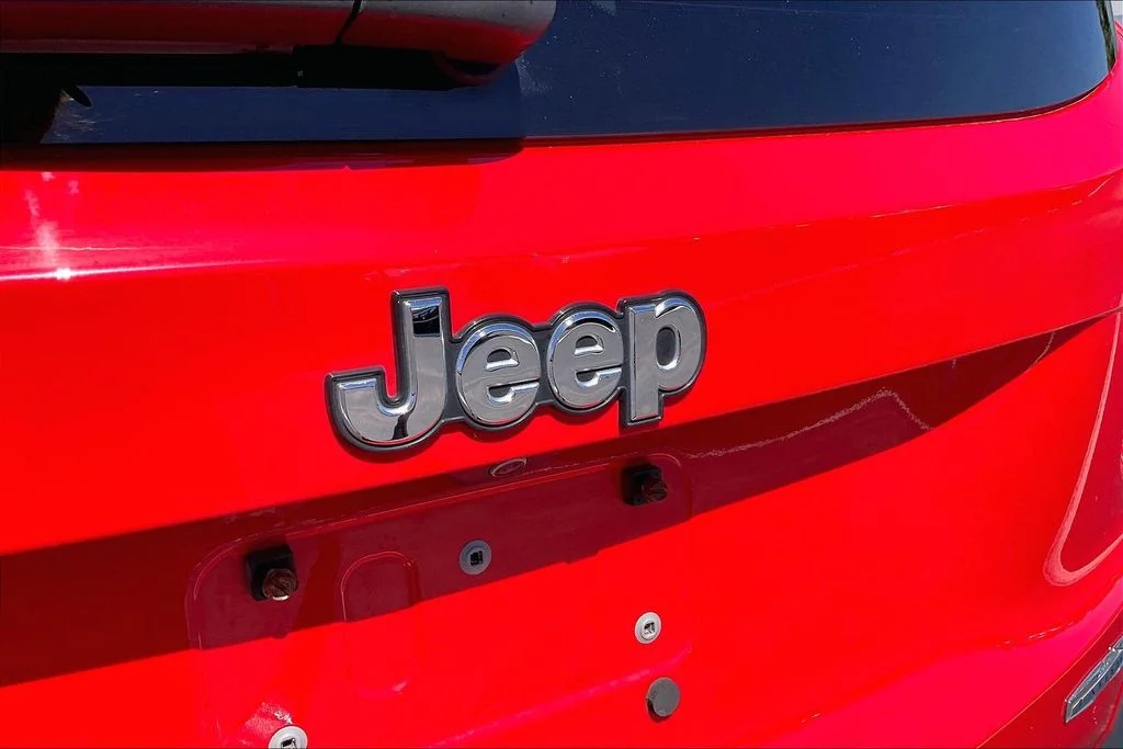 Used 2018 Red Jeep Latitude image 31