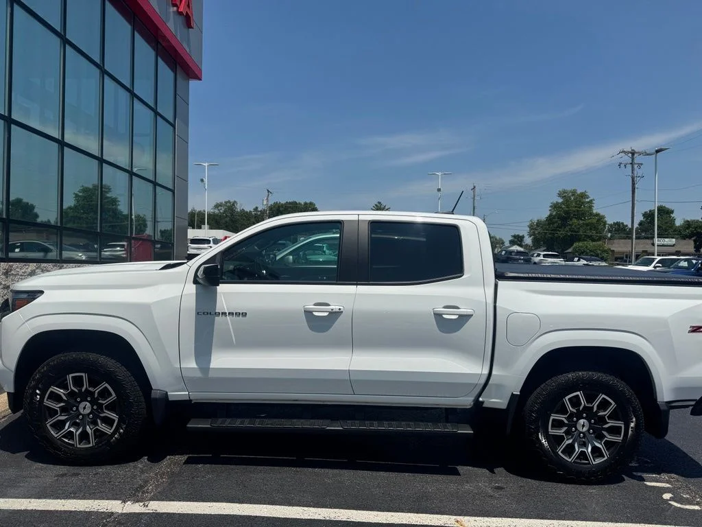 Used 2023 White Chevrolet Z71 image 6